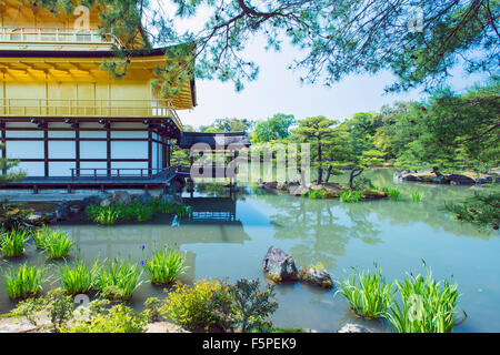 Il lato posteriore e la piattaforma di pesca del Tempio di Kinkaku-ji, il Padiglione dorato a Kyoto in una giornata di sole in Giappone Foto Stock