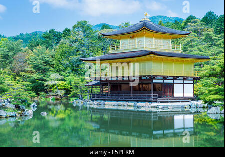 Tempio Kinkaku-ji, Padiglione dorato a Kyoto in una giornata di sole, Giappone Foto Stock