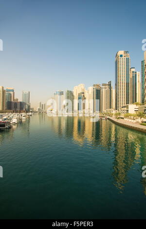 DUBAI, Emirati Arabi Uniti - 6 Maggio 2015: vista presso i moderni grattacieli di Dubai Marina di Dubai, UAE. Quando tutto lo sviluppo è completo Foto Stock