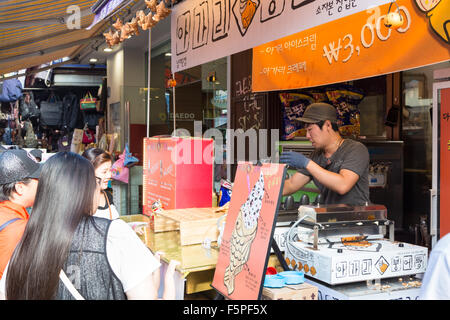 SEOUL, Corea del Sud - 12 settembre 2015: la gente in coda per acquistare cibo in un popolare stallo nella occupato il mercato Namdaemun in Seoul. Foto Stock