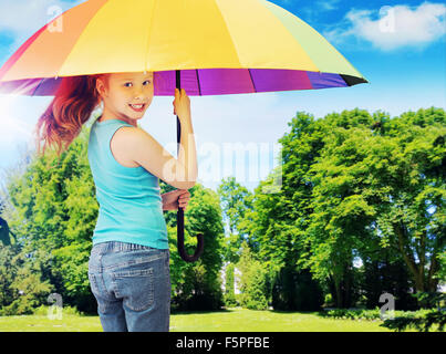 Foto colorate presentando redhead ragazza con ombrello Foto Stock