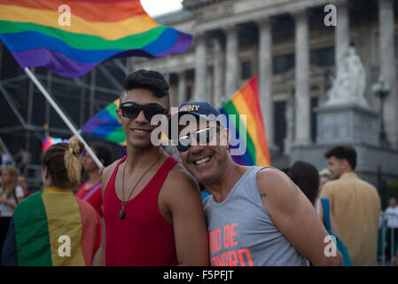 Buenos Aires, Argentina. 07 Nov, 2015. I membri della comunità gay di fronte al palazzo dei congressi, dove migliaia di persone si riuniscono ogni anno in Argentina per il Gay Pride e marzo verso piazza del Congresso di esigere i diritti politici per gay e comunità LGBTIQ. Credito: Javier Gallardo/Pacific Press/Alamy Live News Foto Stock