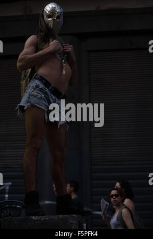 Buenos Aires, Argentina. 07 Nov, 2015. Un uomo in posa per una foto su un'entrata della metropolitana. Migliaia di persone si riuniscono ogni anno in Argentina per il Gay Pride e marzo verso piazza del Congresso di esigere i diritti politici per gay e comunità LGBTIQ. Credito: Javier Gallardo/Pacific Press/Alamy Live News Foto Stock