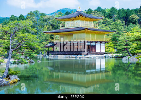 Tempio Kinkaku-ji, Padiglione dorato a Kyoto in una giornata di sole, Giappone Foto Stock