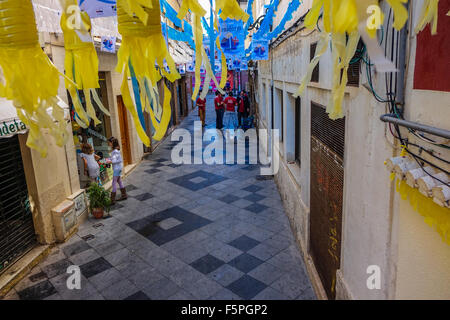 Benidorm, Spagna. 7 Novembre, 2015. Penya locale i gruppi sono stati impegnati a decorare al di fuori delle loro basi per le Fiestas Patronals che corre fino a mercoledì notte. Con oltre 55 feste celebrate a Benidorm ogni anno questo è il big one 'las fiestas Patronales", in onore del santo Patrono, la Vergine del Sufragio e San Jaime apostolo. Credito: Mick Flynn/Alamy Live News Foto Stock