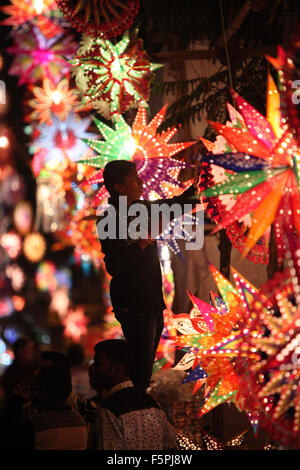 Pune, India - 7 Novembre 2015: un uomo disponendo le lanterne di sky nel suo negozio di strada in occasione della festa di Diwali in India Foto Stock