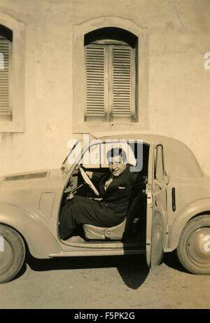 Un uomo con la sua Fiat 500 Topolino, Italia Foto Stock