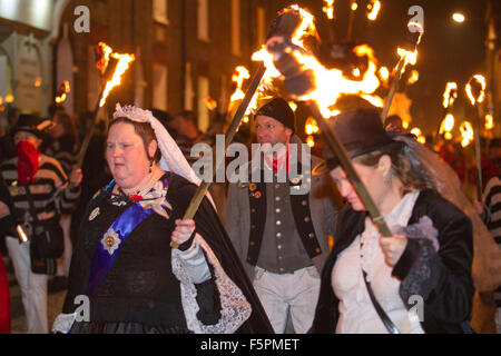 Lewes falò celebrazioni, notte dei falò, East Sussex, England, Regno Unito Foto Stock
