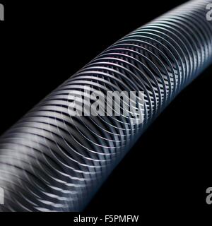 Onda longitudinale in una slinky molla. In direzione longitudinale (o compressione) onde lo spostamento è lungo l'asse di propagazione. Foto Stock