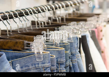 Appendiabiti pantaloni e gonne per donna Foto Stock