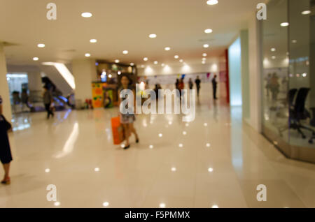 People shopping in department store. Sfocata la sfocatura dello sfondo. Foto Stock