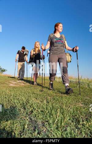 Gruppo di escursionisti passeggiate sul prato erboso Foto Stock