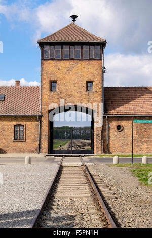 Binari del treno al di fuori porta principale di accesso ad Auschwitz II-Birkenau nazista tedesco di concentrazione e di sterminio morte Camp. Oswiecim Polonia Europa Foto Stock