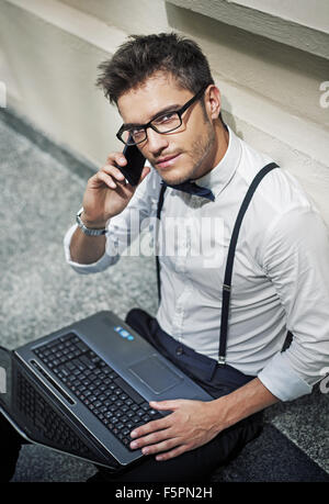 Giovane bello del lavoro nella hall dell'hotel Foto Stock