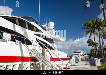 Un super yacht ormeggiati a Miami Beach, Florida, Stati Uniti d'America. Tutta la costa della Florida è pianeggiante e molto vulnerabili a livello del mare Foto Stock