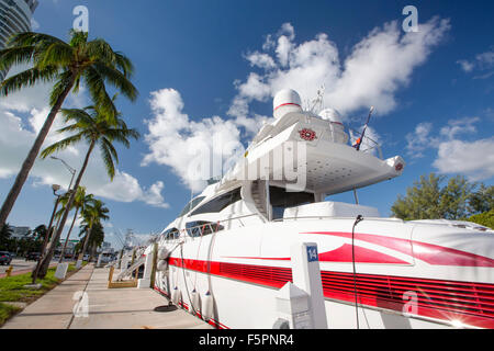 Un super yacht ormeggiati a Miami Beach, Florida, Stati Uniti d'America. Tutta la costa della Florida è pianeggiante e molto vulnerabili a livello del mare Foto Stock