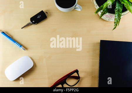 Scrivania business con il mouse e la penna sul tavolo in legno Foto Stock