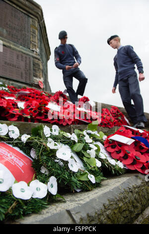 Aberystwyth, UK. 8 Novembre, 2015. Centinaia di persone si sono radunate per pagare i loro rispetti ai morti delle due guerre mondiali e altri conflitti al ricordo annuale cerimonia di domenica al piede di Aberystwyth iconici memoriale di guerra sul promontorio proteso verso il mare. Sia il bianco e il rosso papavero corone sono state previste durante la cerimonia, dai rappresentanti della legione britannica, il consiglio comunale e il locale la pace e la giustizia rete. Dopo la cerimonia tutte le ghirlande sono state raccolte per tenerli al sicuro davanti a gale force venti che sono previsioni meteo per colpire la costa occidentale © keith morris/Alamy Foto Stock