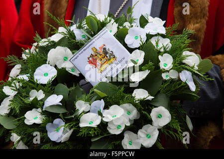 Aberystwyth, UK. 8 Novembre, 2015. Centinaia di persone si sono radunate per pagare i loro rispetti ai morti delle due guerre mondiali e altri conflitti al ricordo annuale cerimonia di domenica al piede di Aberystwyth iconici memoriale di guerra sul promontorio proteso verso il mare. Sia il bianco e il rosso papavero corone sono state previste durante la cerimonia, dai rappresentanti della legione britannica, il consiglio comunale e il locale la pace e la giustizia rete. Dopo la cerimonia tutte le ghirlande sono state raccolte per tenerli al sicuro davanti a gale force venti che sono previsioni meteo per colpire la costa occidentale © keith morris/Alamy Foto Stock