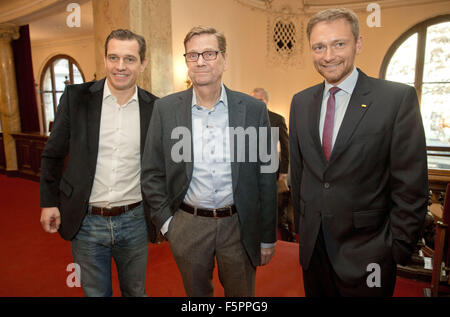 Berlino, Germania. 8 Novembre, 2015. Ex ministro degli esteri tedesco Guido Westerwelle (C, FDP) arriva con il marito Michael Mronz (L), e FDP leader cristiano Lindner, ad un rilascio del suo nuovo libro "Zwischen zwei Leben. Von Liebe, Tod und Zuversicht' (lit. Tra due vite. In amore, della morte e della fiducia) presso il Berliner Ensemble di Berlino, Germania, 8 novembre 2015. Foto: JOERG CARSTENSEN/DPA/Alamy Live News Foto Stock