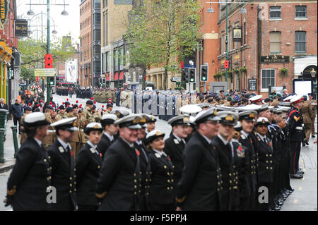 Birmingham, Regno Unito. 08 Nov, 2015. Ricordo Domenica: il personale militare in attesa su Broad Street a marzo verso Centenary Square a Birmingham durante il ricordo di domenica. Credito: Michael Scott/Alamy Live News Foto Stock