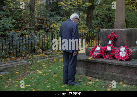 Prosciutto, Surrey, Regno Unito. 08 Nov, 2015. Un veterano della RAF con un bastone da passeggio paga i suoi rispetti in mezzo a caduta foglie presso la War Memorial a St Andrews Chiesa, prosciutto, Surrey sul ricordo Domenica: Credito a vista/fotografica Alamy Live News Foto Stock