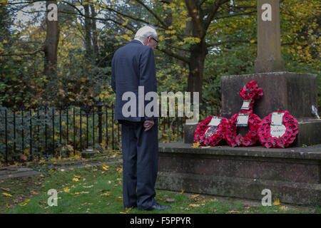 Prosciutto, Surrey, Regno Unito. 08 Nov, 2015. Un veterano della RAF con un bastone da passeggio paga i suoi rispetti in mezzo a caduta foglie presso la War Memorial a St Andrews Chiesa, prosciutto, Surrey sul ricordo Domenica: Credito a vista/fotografica Alamy Live News Foto Stock