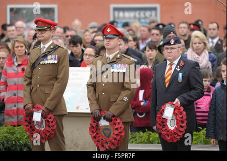 Bovington, Dorset, Regno Unito. 8 Novembre, 2015. I membri del pubblico e le forze armate a Bovington Tank Museum in Dorset, Regno Unito ad un servizio di ricordo. Una grande folla si è rivelata per l'evento che è stato di avere tre vintage Tiger Moth Aeromobili sorvolano a goccia papaveri, ma questa parte della manifestazione ha dovuto essere annullata a causa delle cattive condizioni meteorologiche - Credit: Graham Hunt/Alamy Live News Foto Stock