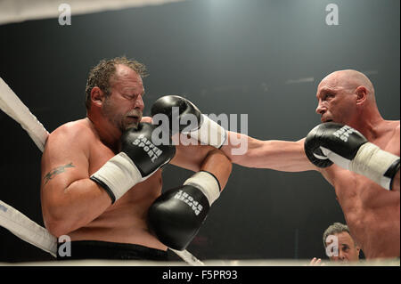 Ludwigsburg, Germania. 7 Nov, 2015. Uwe Hueck (r), shop steward presso Porsche, boxe Francois Botha del Sud Africa a Charity-Fights 2015 Carità evento boxe presso l'Arena MHP in Ludwigsburg, Germania, 7 novembre 2015. Il caso sollevato il denaro per varie cause caritatevoli. Foto: WOLFRAM KASTL/DPA/Alamy Live News Foto Stock