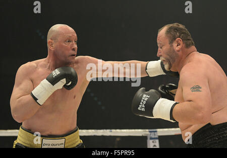 Ludwigsburg, Germania. 7 Nov, 2015. Uwe Hueck (L), shop steward presso Porsche, boxe Francois Botha del Sud Africa a Charity-Fights 2015 Carità evento boxe presso l'Arena MHP in Ludwigsburg, Germania, 7 novembre 2015. Il caso sollevato il denaro per varie cause caritatevoli. Foto: WOLFRAM KASTL/DPA/Alamy Live News Foto Stock