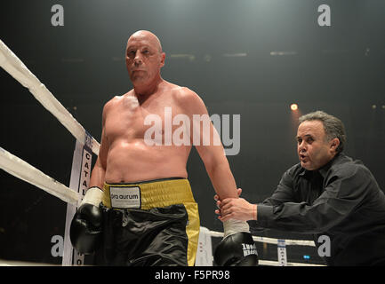 Ludwigsburg, Germania. 7 Nov, 2015. Howard Goldberg, presidente della World Boxing Federation (WBF) che hanno citato la lotta, trattiene il braccio di Uwe Hueck (l), shop steward presso Porsche, celebra dopo la sua lotta contro il Francois Botha del Sud Africa a Charity-Fights 2015 Carità evento boxe presso l'Arena MHP in Ludwigsburg, Germania, 7 novembre 2015. Il caso sollevato il denaro per varie cause caritatevoli. Foto: WOLFRAM KASTL/DPA/Alamy Live News Foto Stock