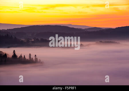 Nebbia a valle sul Lago di Windermere da Todd roccioso nel distretto del lago, Regno Unito all'alba. Foto Stock