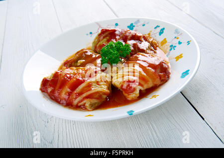 Sarma - piatto di uva, cavolo, del fratello di rabarbaro o foglie di bietole laminati . cucine ex impero ottomano dal Medio Oriente Foto Stock