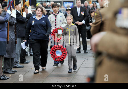 Brighton Regno Unito domenica 8 novembre 2015 - ghirlande sono previste presso la città di Brighton e Hove un atto di servizio del ricordo presso il Memoriale di guerra nella Old Steine fotografia scattata da Simon Dack Foto Stock