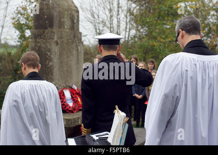 Godalming, Surrey, Regno Unito. 08 Nov, 2015. Godalming, Surrey, Regno Unito. 08 Nov, 2015. La Captain Cook della Royal Navy frequentando il ricordo giorno di servizio alla Chiesa Busbridge in Godalming, Surrey. Credito: James jagger/Alamy Live News Foto Stock