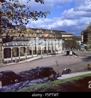 Buxton in 1959. Il Colonnato di vetro che fronteggia le Terme non esiste più Foto Stock