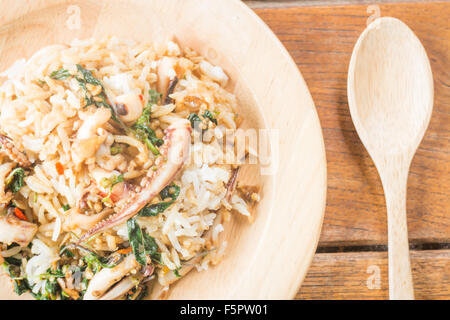 Il riso condito con stir-calamari fritti basilico (cibo tailandese), stock photo Foto Stock