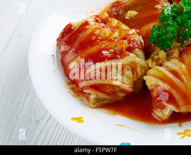 Sarma - piatto di uva, cavolo, del fratello di rabarbaro o foglie di bietole laminati . cucine ex impero ottomano dal Medio Oriente Foto Stock