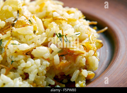 Arishta plov.riso pilaf e tagliatelle. Cucina Azerbaigian Foto Stock