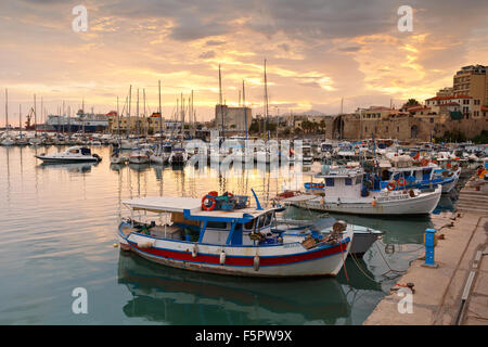 Il vecchio porto con barche da pesca e marina in Heraklion, Creta, Grecia Foto Stock