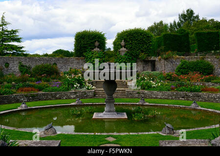 Rientrante ovale rotonda stagno giardino Giardini di Heywood giardino progettato formale architetto Sir Edwin Lutyens Ballinakill Laois Irlanda Foto Stock