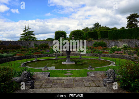 Rientrante ovale rotonda stagno giardino Giardini di Heywood giardino progettato formale architetto Sir Edwin Lutyens Ballinakill Laois Irlanda Foto Stock