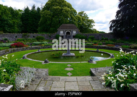 Rientrante ovale rotonda stagno giardino Giardini di Heywood giardino progettato formale architetto Sir Edwin Lutyens Ballinakill Laois Irlanda Foto Stock