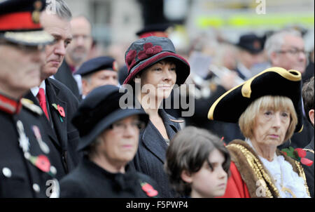 Brighton, Regno Unito. 8 Novembre, 2015. Caroline Lucas Verde MP per il Padiglione di Brighton presso la città di Brighton e Hove un atto di servizio del ricordo presso il Memoriale di guerra nella Old Steine fotografia scattata da Simon Dack/Alamy Live News Foto Stock