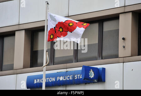 Brighton, Regno Unito. 8 Novembre, 2015. Brighton stazione di polizia in John Street con il Giorno del Ricordo di papavero bandiera fuori l'ingresso principale fotografia scattata da Simon Dack/Alamy Live News Foto Stock