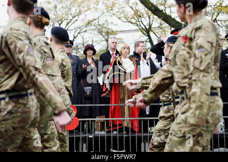 Brighton, Regno Unito. 8 Novembre, 2015. Il sindaco della città di Brighton e Hove Assessore Lynda Hyde prende il saluto alla città di Brighton e Hove un atto di servizio del ricordo presso il Memoriale di guerra nella Old Steine fotografia scattata da Simon Dack/Alamy Live News Foto Stock