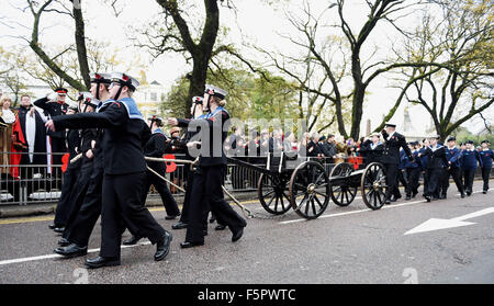 Brighton, Regno Unito. 8 Novembre, 2015. La Parade presso la città di Brighton e Hove un atto di servizio del ricordo presso il Memoriale di guerra nella Old Steine Foto Stock