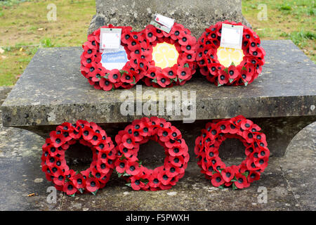 Godalming, Surrey, Regno Unito. 08 Nov, 2015. Ghirlande poste nel corso di una giornata commemorativa in servizio in Godalming Surrey, Regno Unito. Credito: James jagger/Alamy Live News Foto Stock