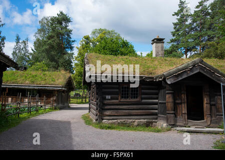 Norvegia, Oslo, Norsk Folk Museum (aka Norsk Folkemuseum) tradizionale norvegese storico cottage con tetto sod, c. 1750-1850. Foto Stock