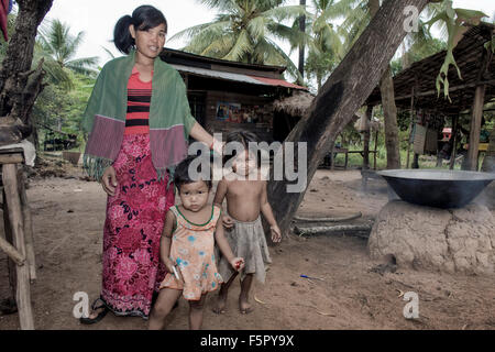 Cambogia villaggio rurale. Madre e figli. Siem Reap Cambogia S. E. Asia Foto Stock